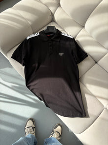 Prada Siyah Omuz Yazılı Polo Yaka T-shirt